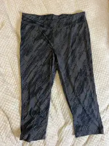 Large Pattern Grey Black Capri Active Pants