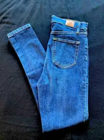 High Waisted Dark Wash Skinny Jeans! Size 27!