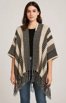 🖤💛Forever 21 Black and Cream Patterned Knit poncho size S/M oversize 🖤💛
