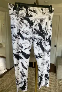 Fabletics Leggings Black White Abstract Print M Luxe Athleisure Barre Lounge