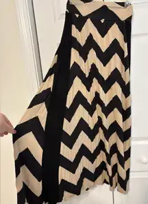 New Directions Black and tan Chevron Patterned Maxi Skirt Size Medium