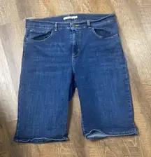 VNTG LEVI’S  PREMIUM BERMUDA SHORTS PERFECT FOR THE UPCOMING SPRING 2025 TRENDS