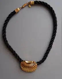 Gorgeous Vintage EA satin twist Rope Shell Knecklace with screw lock