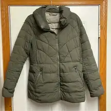 BERNARDO Women's Packable Zip Puffer Jacket with Pillow Collar Down Alternative