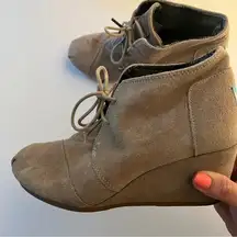 TOMS Suede Desert Tan Lace Up Wedge Ankle Bootie - Women's 8 NICE!