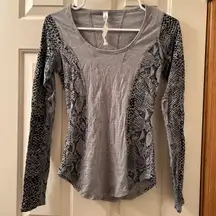 Between The Lines Long Sleeve Size 2 Heathered Grey Desert Snake Black