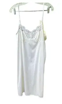 NWT Vassarette signature Lace size 38 slip 24 inches in length .