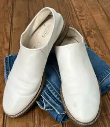Women’s Ecco slip on cream leather shoe euro size 39 classic style