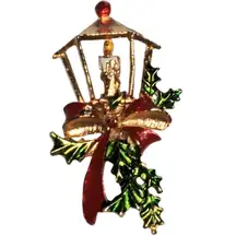 Vtg Christmas Winter Streetlight Lantern Brooch Candle Ribbon 1.5" Pin Unsigned
