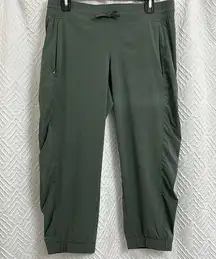 Athleta  La Viva Olive Green Jogger Capris Size 8