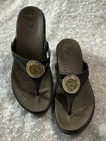 Crocs Brown‎ Gold Sanrah Flip Flops Thongs Sandals Wedge Size 7