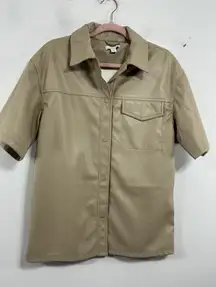 Womans Top Shop Short Sleeve Faux Leather Blouse Beige 6 Snap Front Excellent