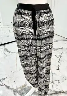 2B Bebe black and white print loose fitted pants