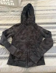 Lululemon ‎ Scuba Hoodie *Light Cotton Fleece
Incognito Camo Multi Grey size 4