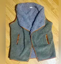 Ladies ‘Rosette’ Sherpa/fleece vest jacket. Fits like an Oversized Medium.