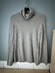 Saks Fifth Ave 100% Cashmere Sweater Lightweight Turtleneck Quiet Luxury Sz M