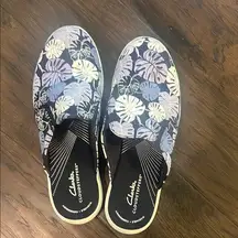 Clarks Cloudsteppers Leaf Pattern Slip-On Sneakers- Navy and Cream 8.5W