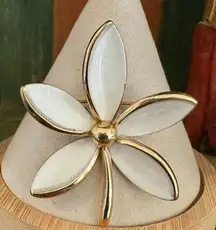 Trifari Vintage White Lucite Flower Brooch – Gold Tone Mid Century