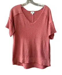 Buckle BKE Pink Relaxed V-Neck Top Size Small Rose Pink Textured Raw Seam Tee