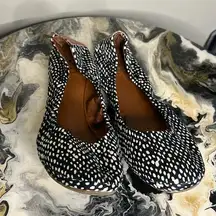 Lucky brand black and white flat