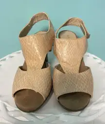 Areosoles Beige Croc Embossed‎ Patent Leather Tripad Slingback Sz 9.5. S-301