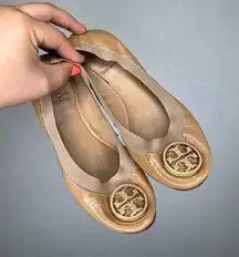 Tory Burch |  tan beige ballet flats with gold logo size 6 Nude