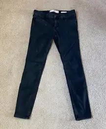 ⭐️ Hollister black low rise jean jeggings in size 3R or 26 waist and 28 length