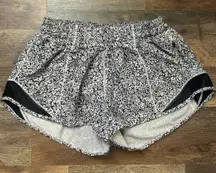 Lululemon Shorts 2.5" Hotty Hot, Daisy Floral Print