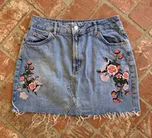 NWOT  Embroidered Jean Skirt Size US 8