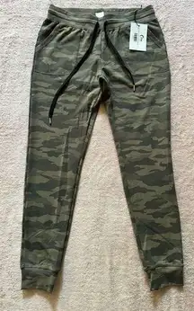 Zyia Active Women's Camo Unwind Joggers Size Medium NWT