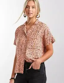 Daytrip from Buckle Leopard Print Pink Button Up Short Sleeve Shirt