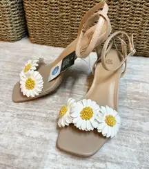 Wild Fable Womens 7.5 Beige Briana Daisy Flower Kitten Heels Square Toe New