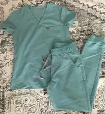 FIGS Scrubs Set