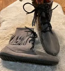 Minnetonka Tramper Ankle Lace Up Leather Moccasins Gray Size 7 Boot Fringe Comfy