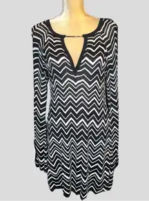 White House black market super cute black and white chevron knitted look dress!