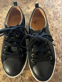 VIONIC‎ women's leather winny low top sneaker in black. Size 5