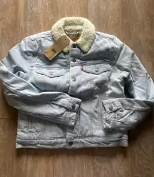 Levi’s Original light wash sherpa trucker jacket S NEW. Retails $98.