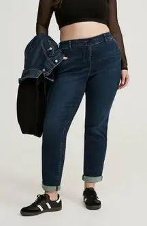Torrid Weekend Boyfriend Midrise Jeans in Basin Wash Size 1R