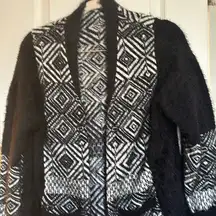 MAXSPORT BLACK AND WHITE LONG SWEATER FURRY ACRYLIC AND NYLON SIZE MEDIUM