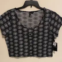 Volcom Black and White Floral Crop Top
Daisie babie top Xl new with tags