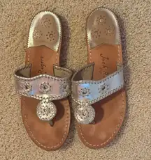 Flat Sandal in Shiny Silver