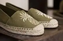 New TOMMY BAHAMA 9  Soludos Pineapple Flats Slipper espadrilles embroidered