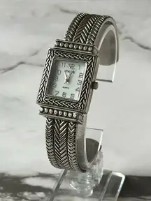 Chicos Quartz Iridescent Face Silver Classic Timepiece Womens