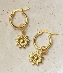 Handmade cute retro cottage fairy style gold tone mini flower dangle hoop earrings🌼