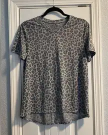 Zoe + Liv Grey Animal Print Leopard Womens Short Sleeve Shirt size Medium