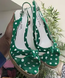 2000s Green white polka dot 5” wooden open peep toe heels pumps with bow front slingback size 8