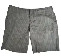 GAP Women's Size 4 Petite‎ Gray Striped Mid-rise Bermuda Shorts Pre-owned