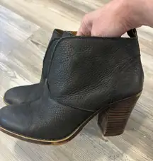 Ladies Black Pebble Leather Short Boots/Booties Size 8 1/2 medium. Stretch elastic on both sides of tongue/vamp for ease and comfort. Pull-on loop at back. Heel appx 3.25” high.