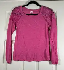 l.e.i. Pink Women’s Lace Shoulder Long Sleeve Top Size Medium