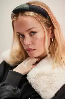 NWT REE PEOPLE 
Serena Hard Headband - Green Argyle